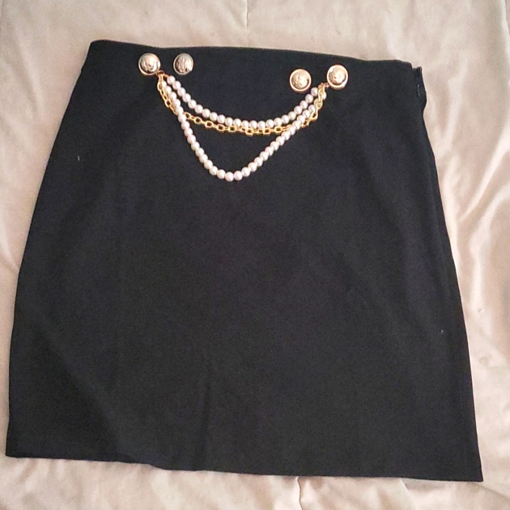 Gorgeous slimming (holds you in) skirt with detachable pearl detailing